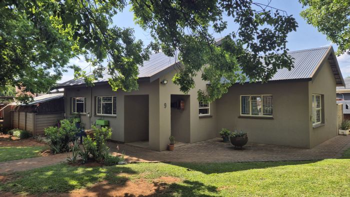Lydenburg Central House For Sale: 3 Bedrooms, garden, double carport, secure access.
