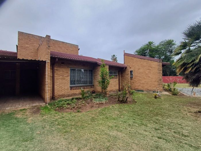 Lourenspark House For Sale: 4 Bedrooms, Pool, Entertainment Area, Secure Parking.