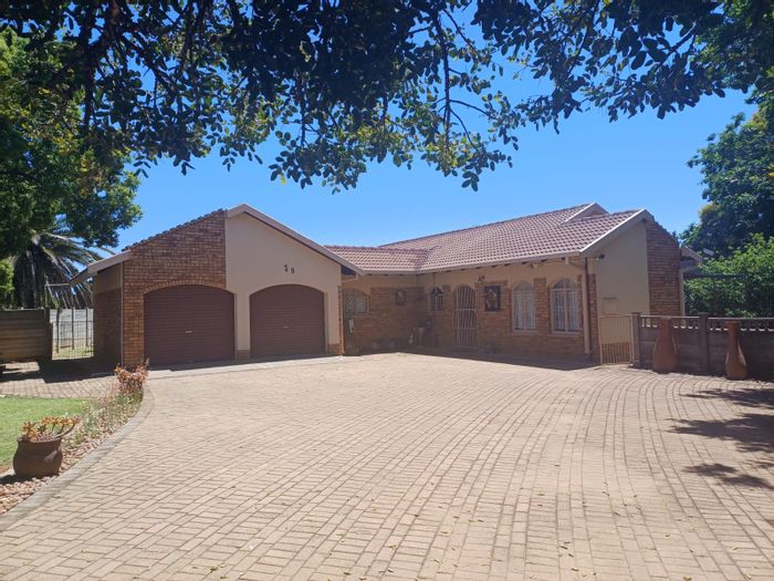 House for Sale in Meiringspark Ext 4: 3 Bedrooms, Double Garage, Bar Area.