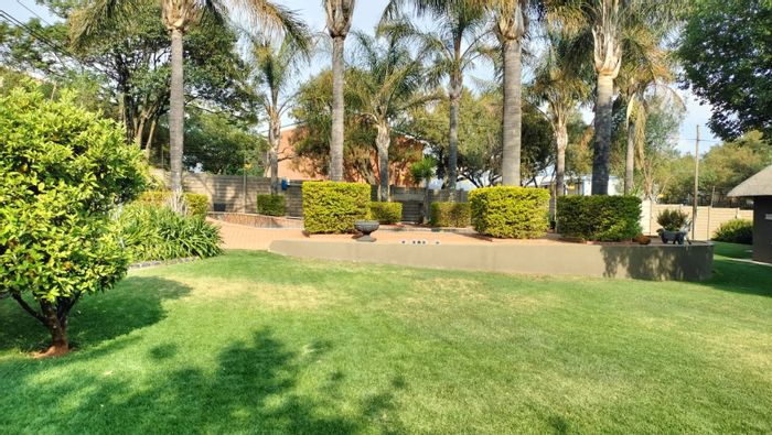For Sale: Noordheuwel House with pool, study, outdoor braai, and ample parking.