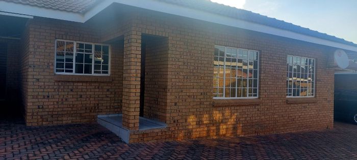 3-Bedroom Townhouse in Bendor For Sale with double garage and spacious garden.