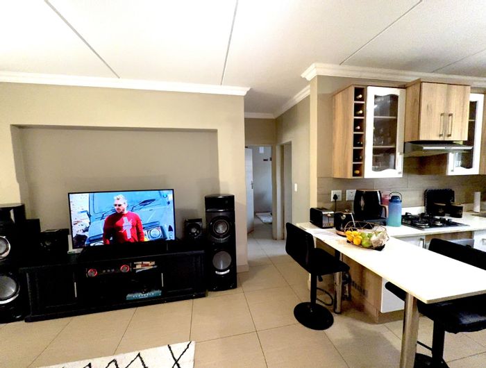 For Sale: Apartment in Philip Nel Park with security, playground, and communal amenities.