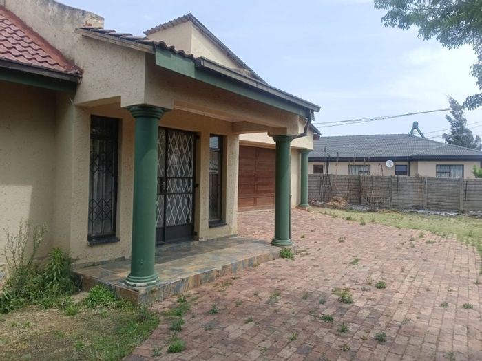 House For Sale in Riamar Park: 3 beds, large yard, near schools and hospital.