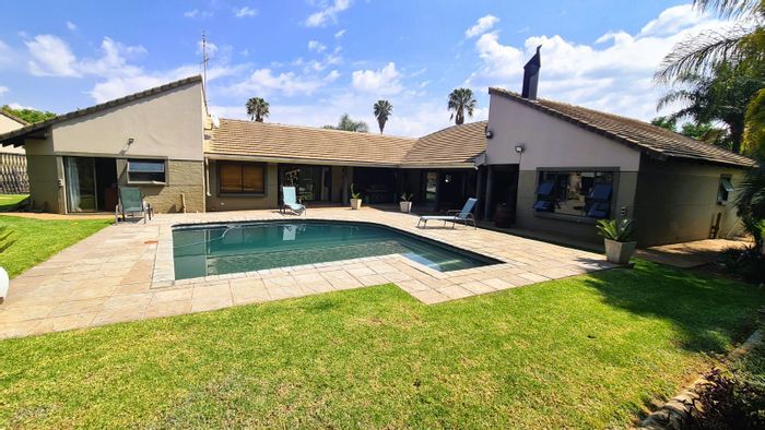 For Sale: Spacious 5-bedroom house with flats, pool, and expansive garden in Raslouw.