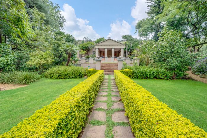 Heuningklip AH Farm For Sale: Spacious residence, income cottages, serene gardens, ample amenities.