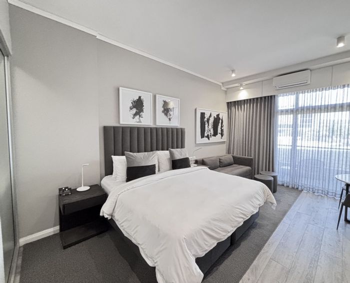 Menlyn Apartment For Sale: Secure living, parking, near restaurants and entertainment.