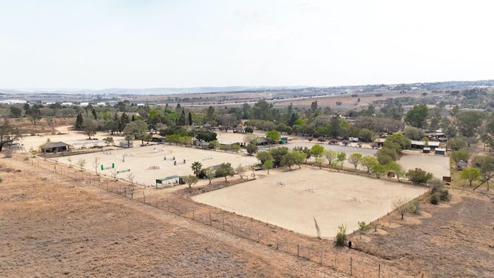 Farm in Timsrand AH To Rent: Equestrian facilities, stables, arenas, and business potential.