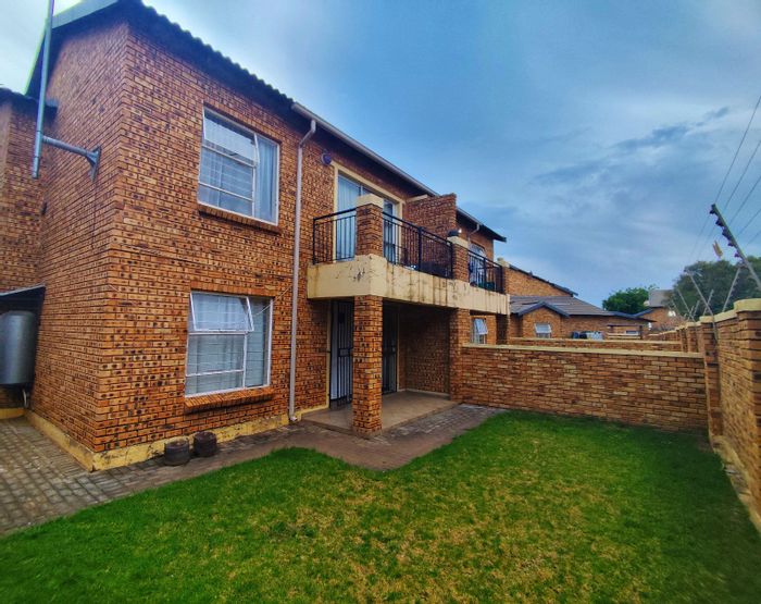 Honeypark Apartment For Sale: 2 Bedrooms, secure complex, close to amenities.