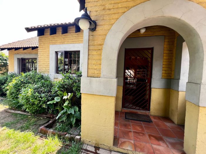 Ermelo Central House For Sale: 3 beds, 3 baths, outdoor braai, double garage.