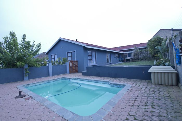 For Sale: House in Dana Bay with sea views, flatlet, pool, and garage.