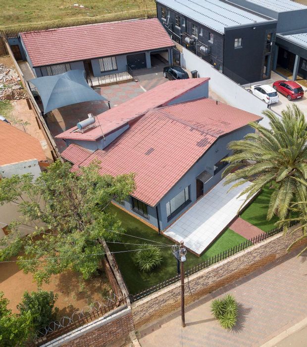 For Sale: House in Lenasia Ext 10 with 3 beds, 2 baths, and cottage.