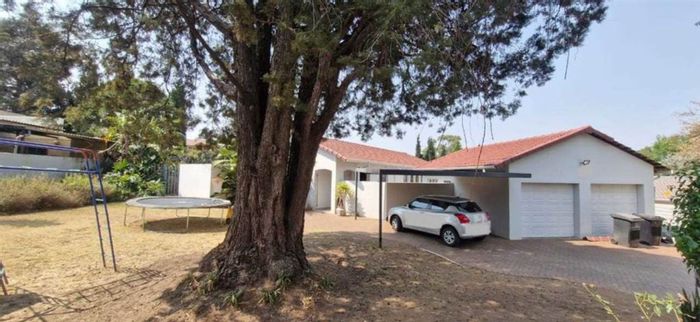 3 Bedroom House To Rent in Randpark Ridge with gardens, study, and staff quarters.