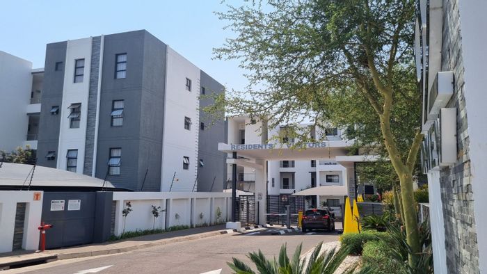 Carlswald Apartment For Sale: 2 beds, clubhouse, pool, 24-hour security, great location.