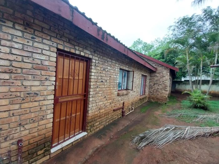 For Sale: 3-Bedroom House in Kingsview Ext 3 with Paved Yard and Garage.