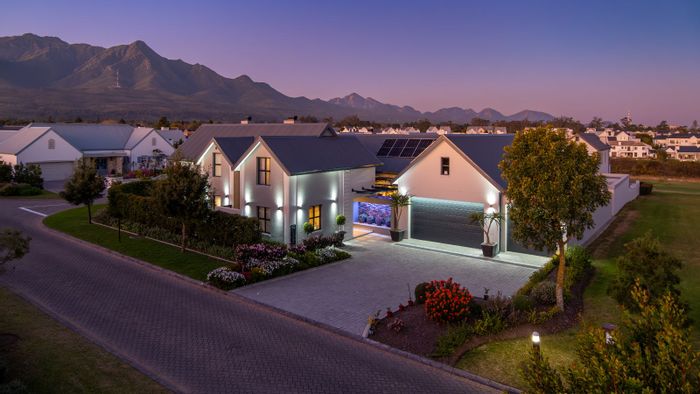 For Sale: Kingswood Golf Estate House with 3 en suites, solar power, and spacious loft.