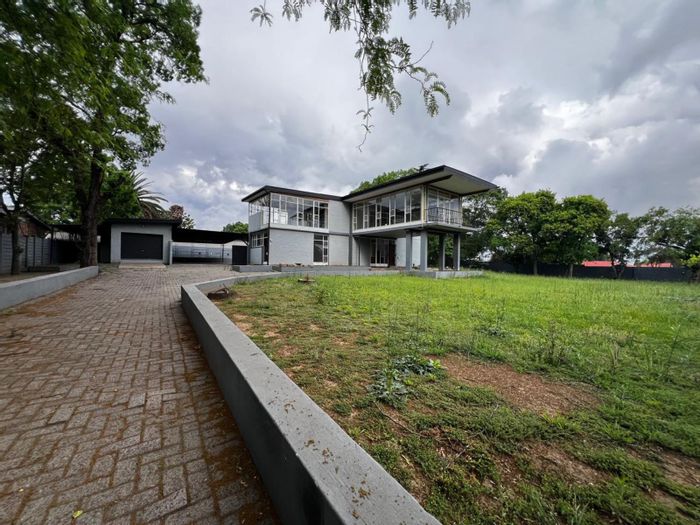 Unique Art Deco House for Sale in Ermelo Central with spacious yard and security.