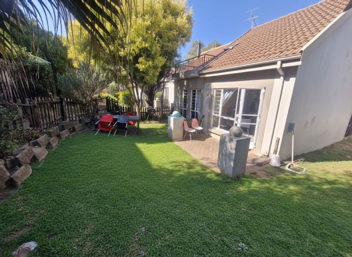 Douglasdale Townhouse For Sale: 2 beds, loft space, pet-friendly, private patio.