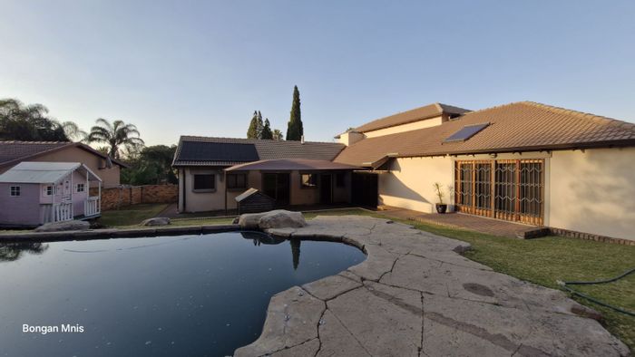 For Sale: 6-Bedroom House in Ben Fleur with Off-Grid Power and Pool.