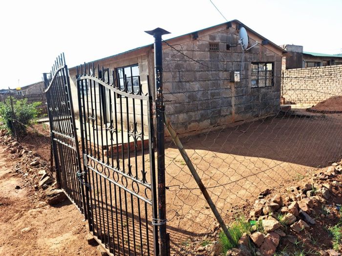 2-Bedroom House For Sale in Mamelodi with spacious yard and easy transport access.