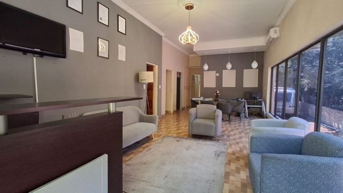 House for Sale in Steiltes: 5 rooms, pool, prime location near amenities.