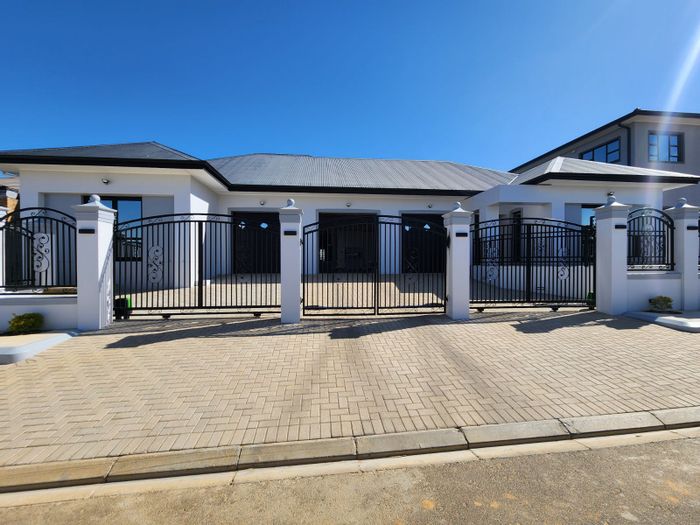 For Sale: Spacious Dual-Living House in Tafelzicht with Pool and Triple Garage.