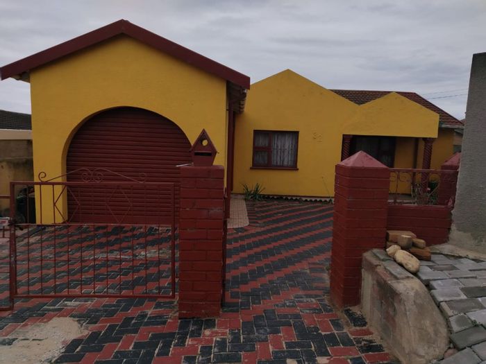 House for Sale in Kwamagxaki: 2 Bedrooms, versatile extra room, secure parking.