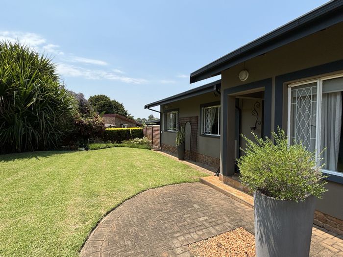 For Sale: House in Aquapark with pool, braai area, and security features.