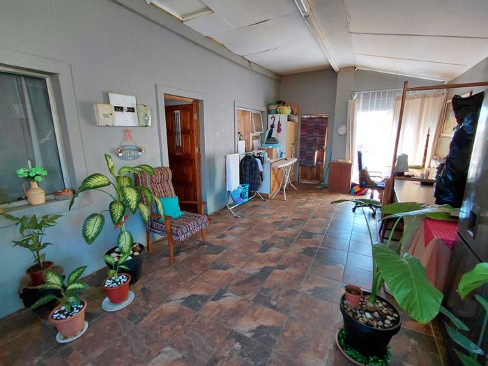 Oudtshoorn South House For Sale: 2 Bedrooms, expansive garden, potential for extensions.