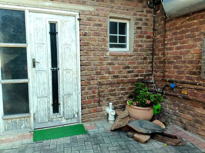 Bachelor Apartment to Rent in Nelspruit Ext 5 with parking and courtyard.