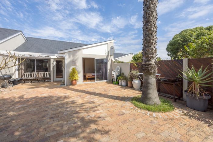 House For Sale in Woodbridge Island: 3 beds, 2 baths, beach access, security.