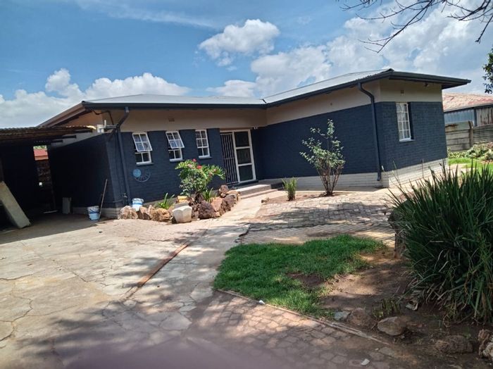 Vanderbijlpark Ce 3 House For Sale: 3 Bedrooms, Renovated Kitchen, Open Living Area.