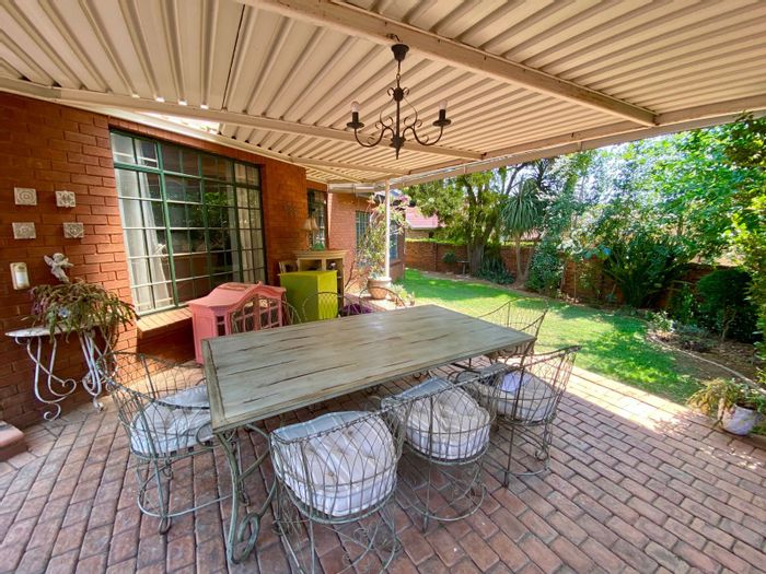 For Sale: House in Moreleta Park with pool, garden, loft, and double garage.