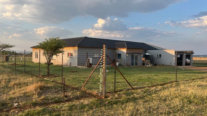 Farm for Sale in Randridge AH: Two Homes, Pig Pens, Spacious Land.