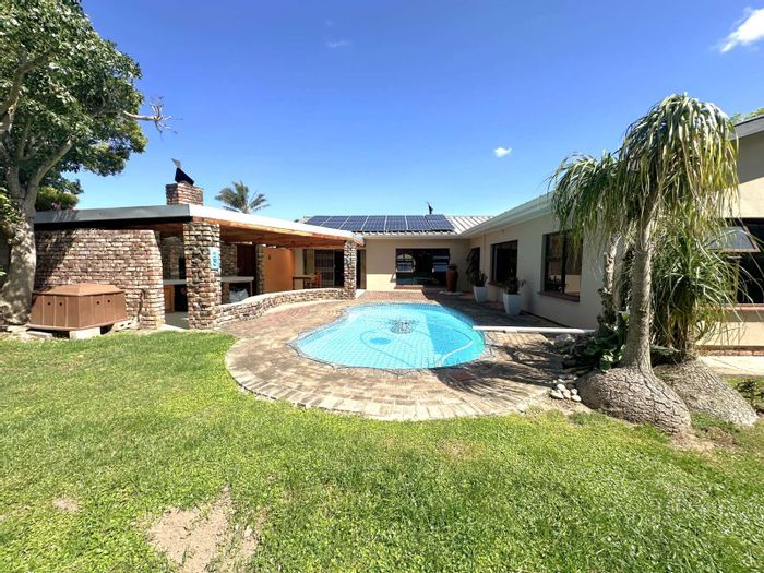 For Sale: 4-bedroom house in Glen Barrie with pool, garden, and mountain views.