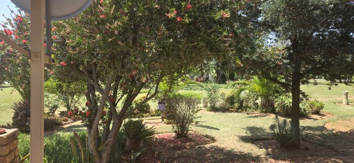 House For Sale in Vaal Marina Central: Guest unit, garden, 24-hour security.