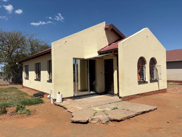 Three-bedroom house for sale in Roodepan with garden, carport, and security features.