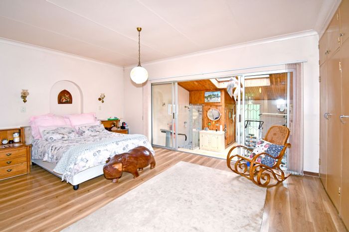 Eldoraigne House For Sale: Spacious 4-bedroom home with pool, office, and solar features.