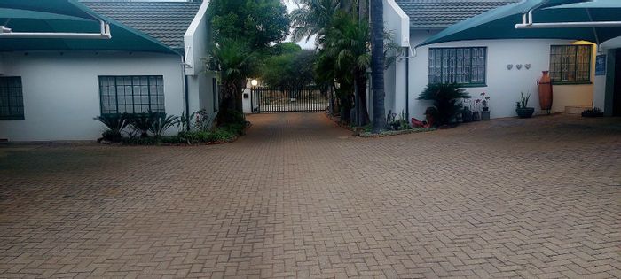 For Sale: Bendor Townhouse with 3 bedrooms, indoor braai, and spacious garden.