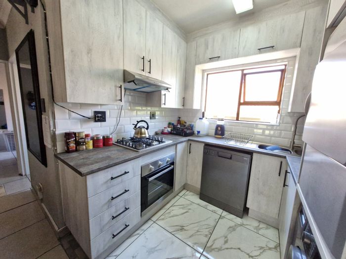 Two-bedroom townhouse to rent in Fourways, pet-friendly, close to amenities.