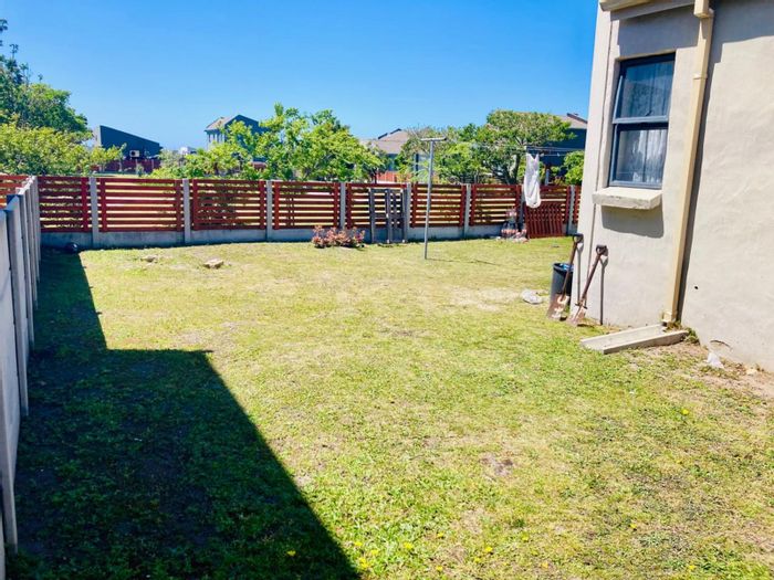 For Sale: 3-Bedroom Townhouse in Parsonsvlei with secure yard and fibre-ready amenities.