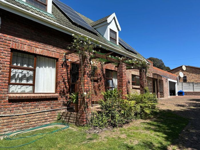 For Sale: House in Bo Dorp with mountain views, garden, solar system, and study.