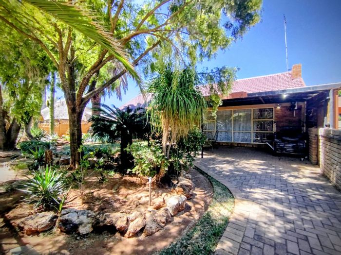For Sale: Spacious 4-bedroom house in Stilfontein Ext 4 with entertainment area.