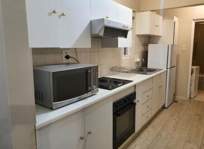 2-Bedroom House in Sandown To Rent with parking, garden, and easy access.