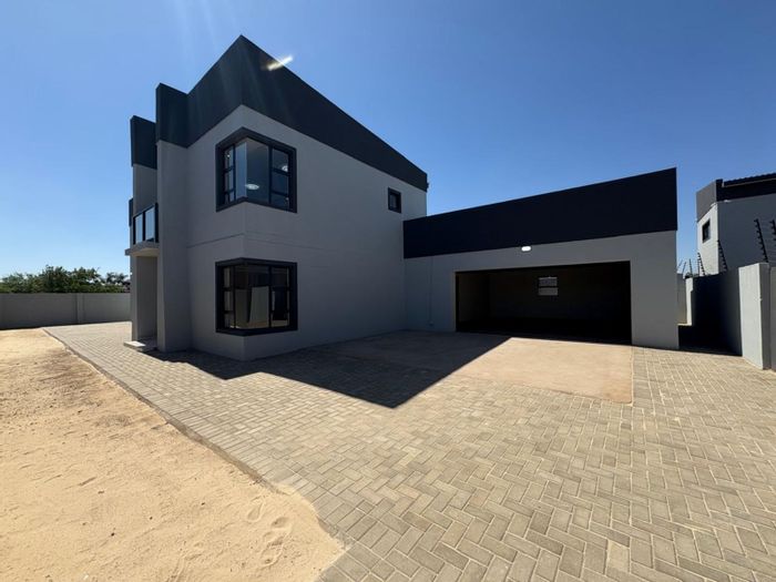 For Sale: House in Minerva Gardens with 5 bedrooms, double garage, and secure garden.