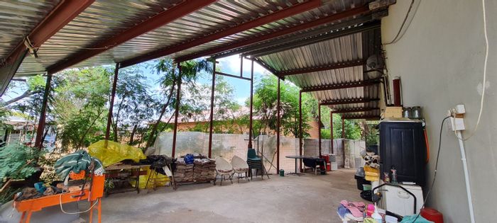 For Sale: House in Modimolle Central with 3 bedrooms, large yard, and carport.