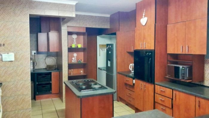 Family Home For Sale in Pretoriusrus: 3 Bedrooms, Spacious Backyard, Covered Patio.