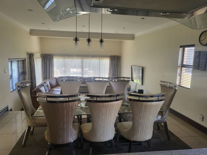 For Sale: House in Blue Valley Golf Estate with 4 beds, golf course access.