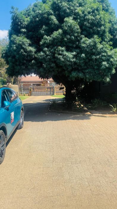 Reyno Ridge House For Sale: 6 Bedrooms, Entertainment Area, Solar Power, Security Features.