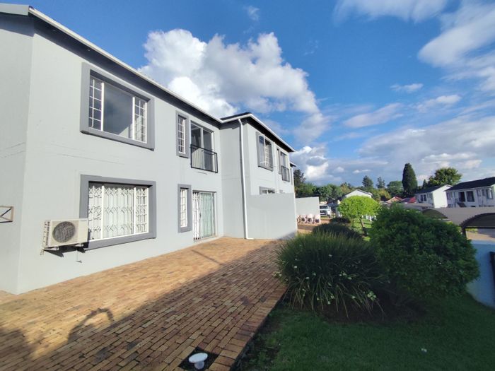 Wilgeheuwel Apartment For Sale: Two bedrooms, rental income, close to amenities.
