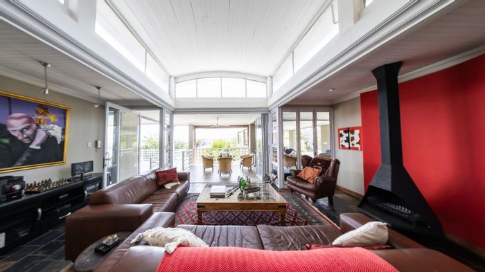 Muckleneuk House For Sale: Eco-friendly, 3 beds, solar power, jacuzzi, and sauna.